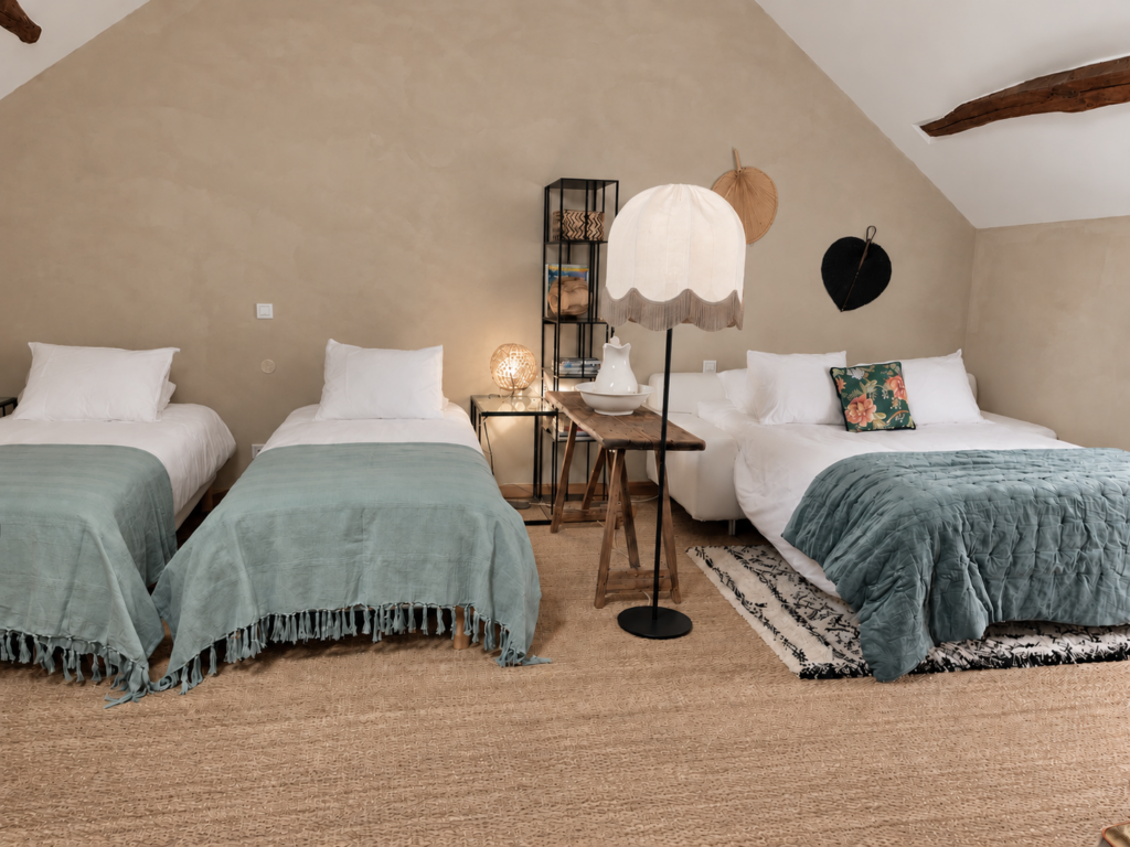 Chambre mansardée bohème aux tons naturels
